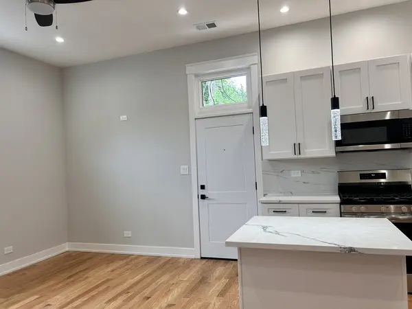 4119 W Montrose AVE #1, Chicago, IL 60641