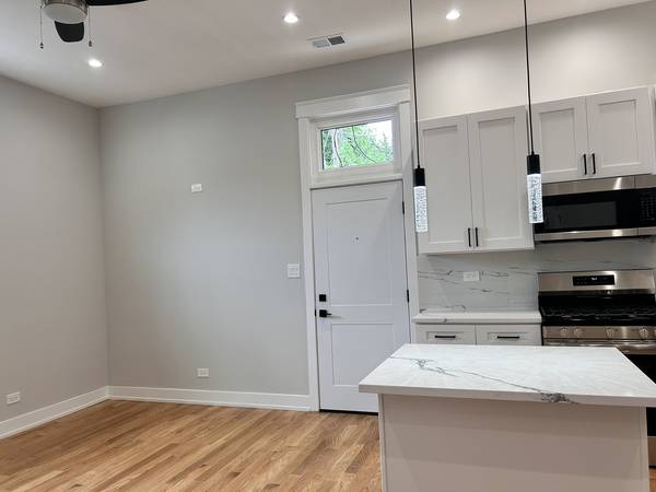 4119 W Montrose AVE #1, Chicago, IL 60641
