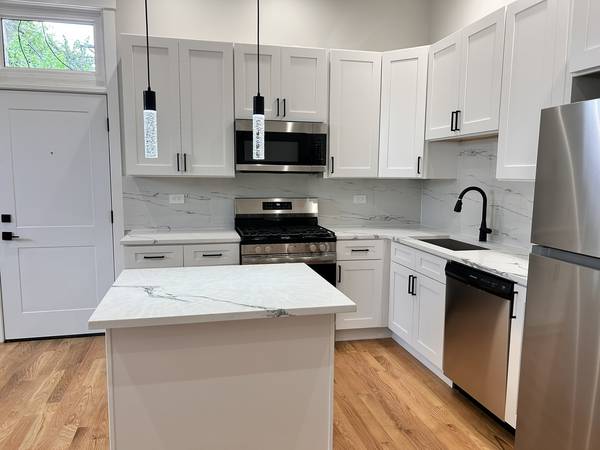 4119 W Montrose AVE #1, Chicago, IL 60641