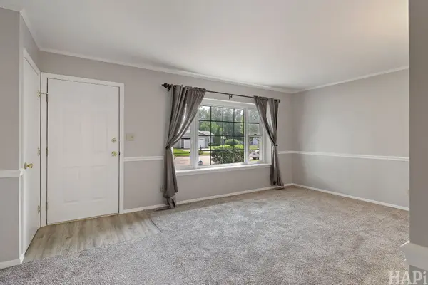 5014 W Greenbrier DR, Mchenry, IL 60050