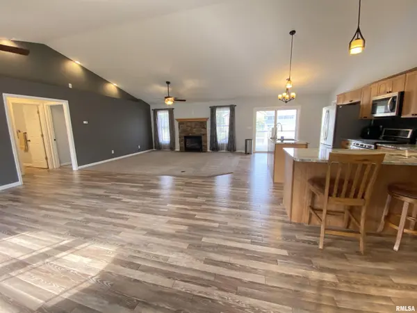 1101 Jesse Scott DR, Riverton, IL 62561
