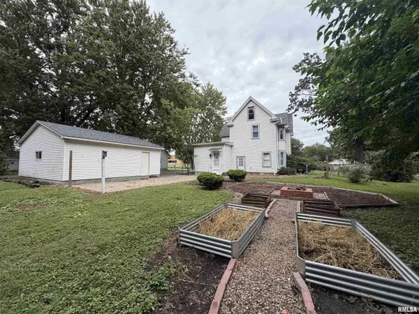 818 MAPLE AVE, Galesburg, IL 61401