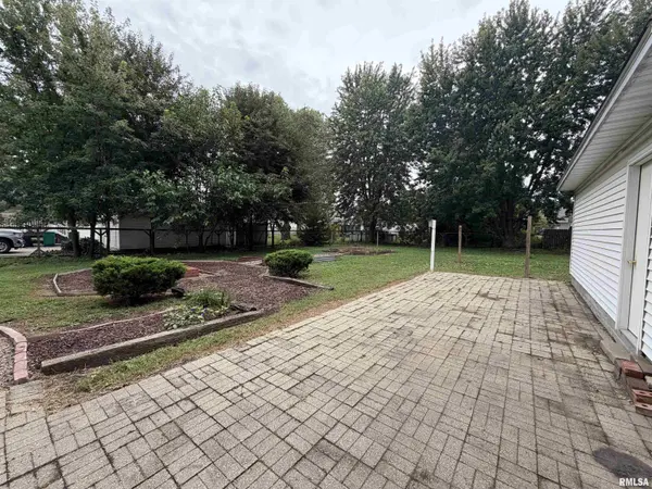818 MAPLE AVE, Galesburg, IL 61401