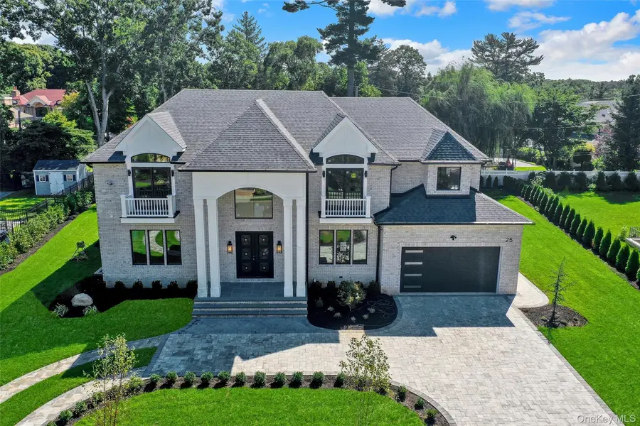 25 Hemlock LN, Roslyn Heights, NY 11577