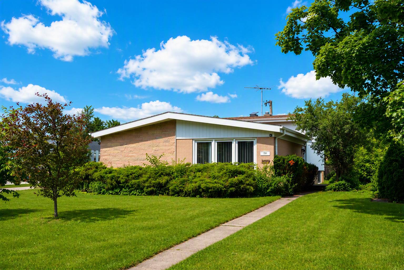 54 Fernwood DR, Glenview, IL 60025
