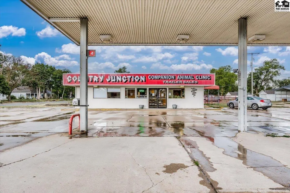 2021 E 4th Ave, Hutchinson, KS 67501
