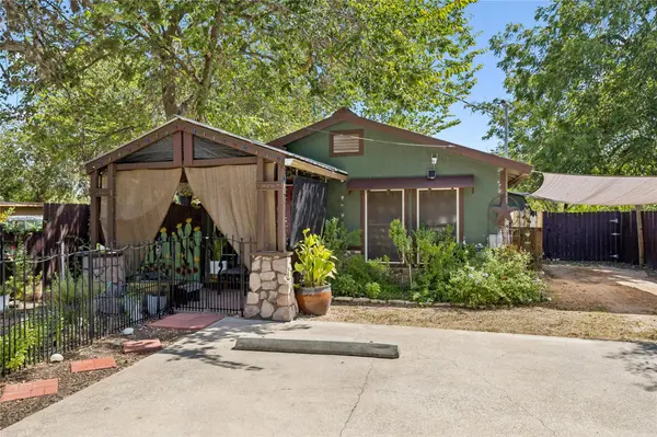 734 Neches ST, Lockhart, TX 78644