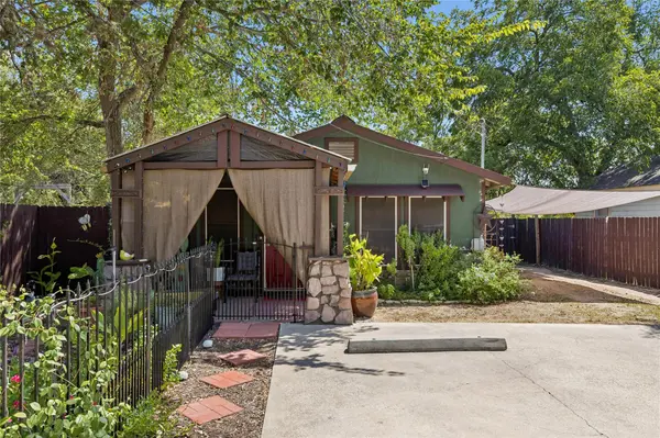 734 Neches ST, Lockhart, TX 78644