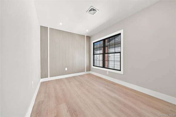 105-19 189th ST, Hollis, NY 11412