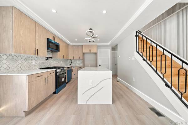 105-19 189th ST, Hollis, NY 11412