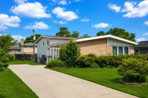 54 Fernwood DR, Glenview, IL 60025
