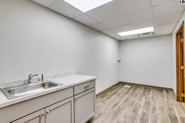 2021 E 4th Ave, Hutchinson, KS 67501
