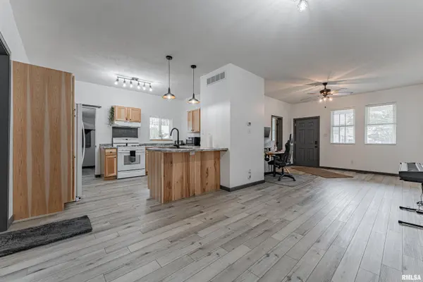1210 Pulaski ST, Lincoln, IL 62656