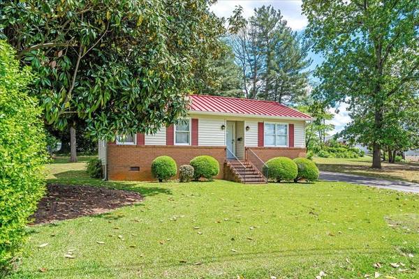 8 Cross ST, Inman, SC 29349