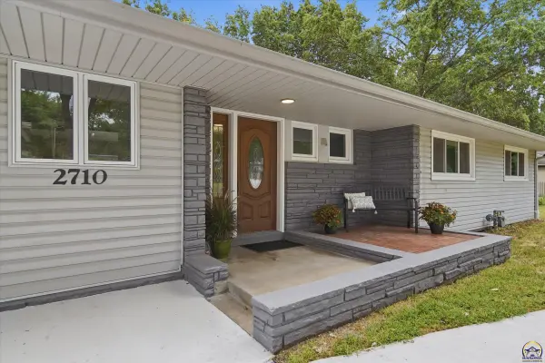 2710 SW Burlingame RD, Topeka, KS 66611