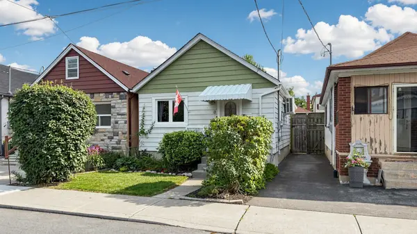 12 Laxis AVE, Toronto W04, ON M6M 2K5