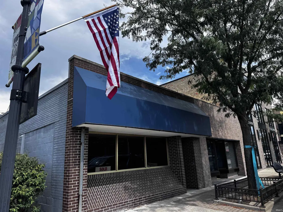 158 E Market ST, Nappanee, IN 46550