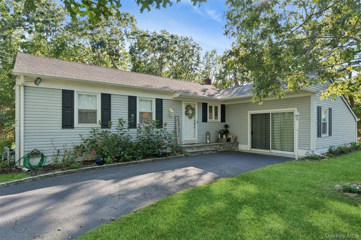 4 Arbor LN, Hampton Bays, NY 11946