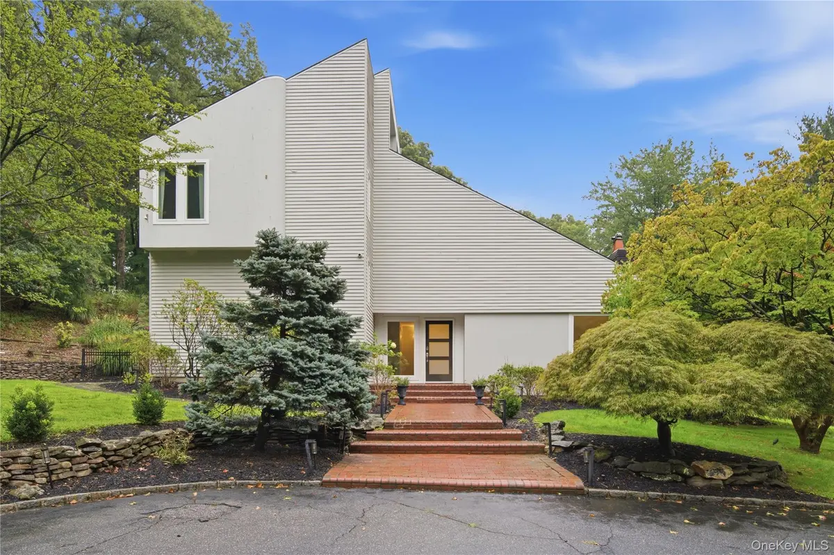 8 Target Rock RD, Lloyd Harbor, NY 11743