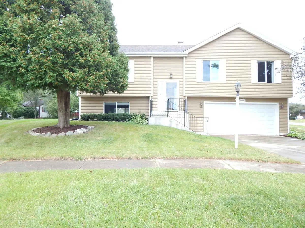 902 Garden CIR, Streamwood, IL 60107