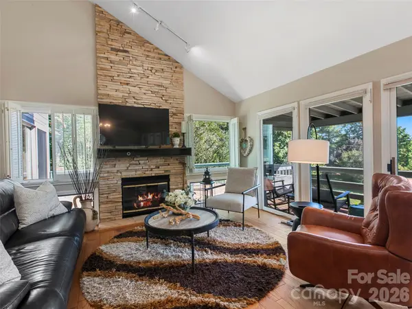 114 Sunny View LN, Flat Rock, NC 28731