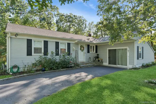 4 Arbor LN, Hampton Bays, NY 11946