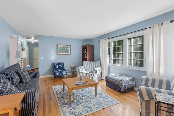 4 Arbor LN, Hampton Bays, NY 11946