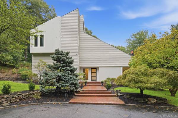 8 Target Rock RD, Lloyd Harbor, NY 11743