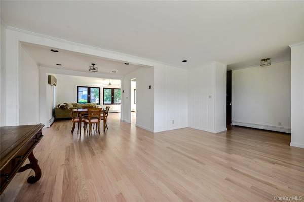190 W Waukena AVE, Oceanside, NY 11572