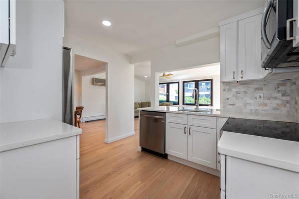 190 W Waukena AVE, Oceanside, NY 11572