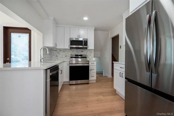 190 W Waukena AVE, Oceanside, NY 11572