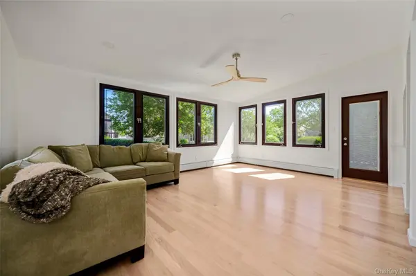 190 W Waukena AVE, Oceanside, NY 11572