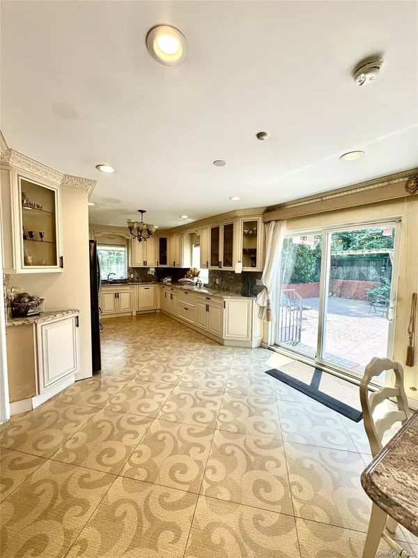 139-04 Coolidge AVE, Briarwood, NY 11435