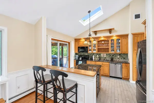137 Ridgewood AVE, Farmingville, NY 11738