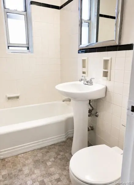 6345 Saunders ST #3E, Rego Park, NY 11374