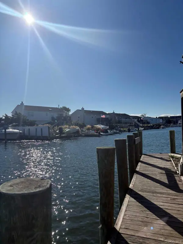 864 Walnut ST, Lindenhurst, NY 11757