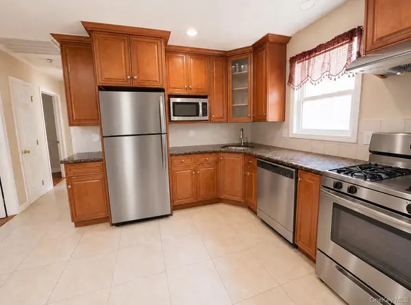 83 Heitz PL, Hicksville, NY 11801