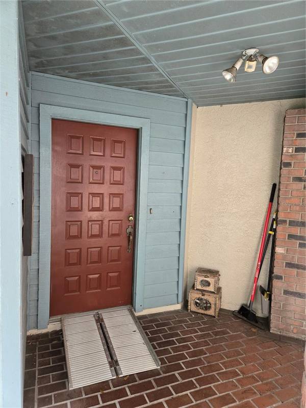 8008 LA SERENA DR, Tampa, FL 33614