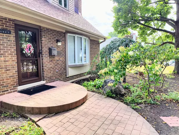 1937 Nottingham LN, Wheaton, IL 60189