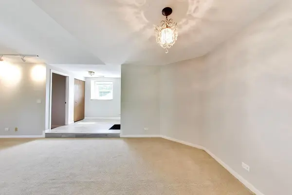 172 Grove AVE #C, Des Plaines, IL 60016