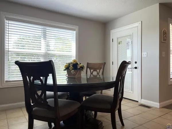 5325 NW Lana CT, Topeka, KS 66618
