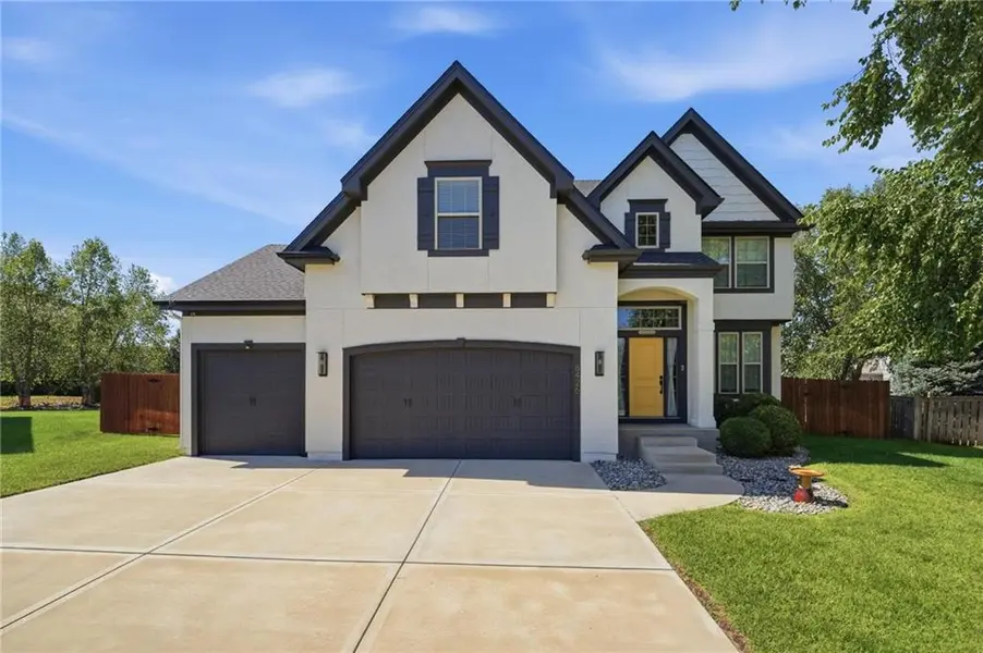 8426 GREEN RD, Lenexa, KS 66227