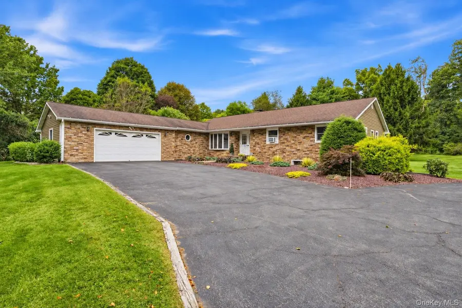 27 Bobolink LN, Salt Point, NY 12578