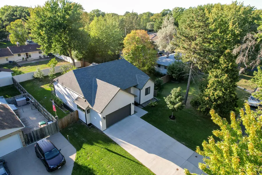 1431 Sumter AVE N, Golden Valley, MN 55427