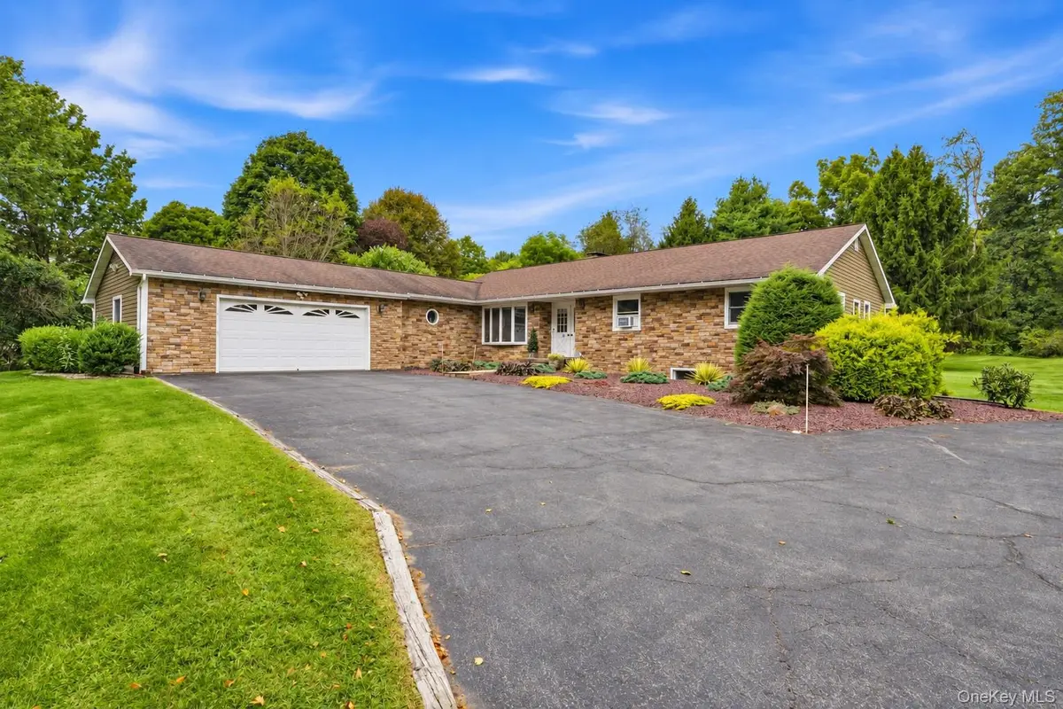 27 Bobolink LN, Salt Point, NY 12578