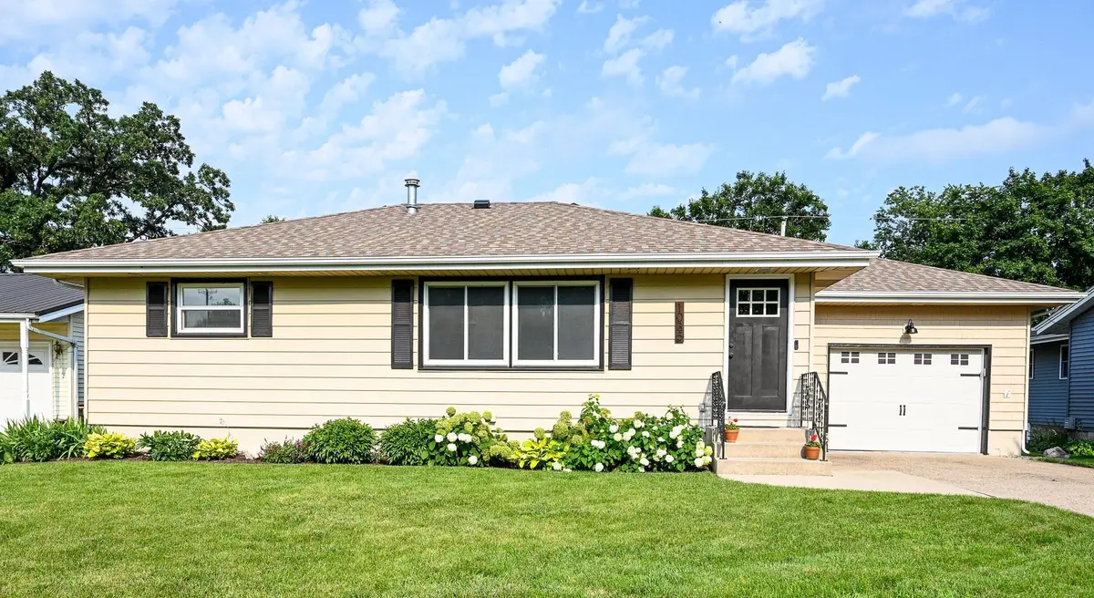 1035 New ST, Manchester, IA 52057