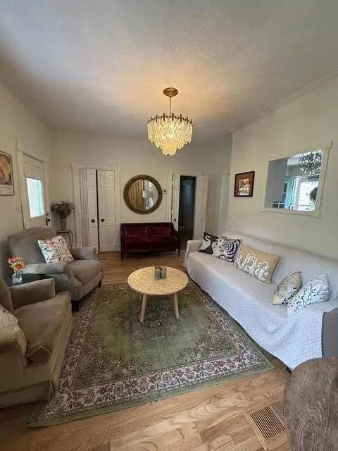6 W 12 ST, Parkville, MO 64152