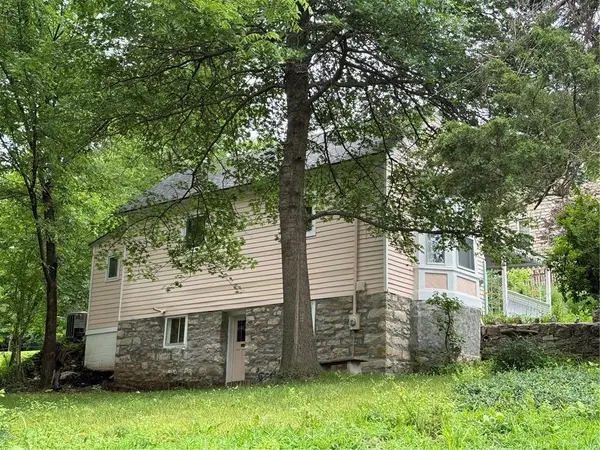 6 W 12 ST, Parkville, MO 64152