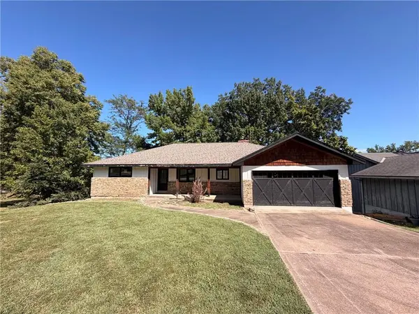 234 N Winnebago DR, Lake Winnebago, MO 64034