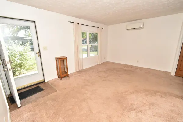 502 W Darby DR, Otterbein, IN 47970